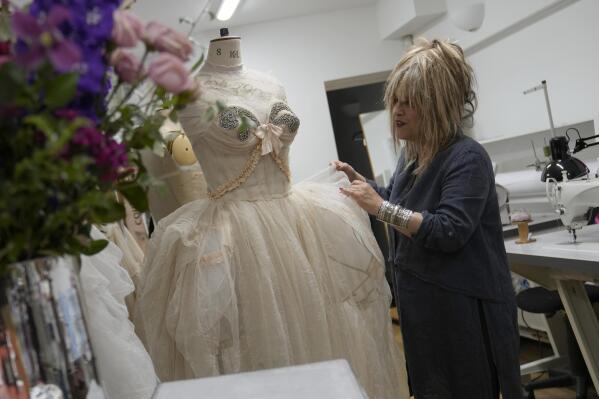 Designer Elizabeth Emanuel on Princess Diana s wedding dress AP News